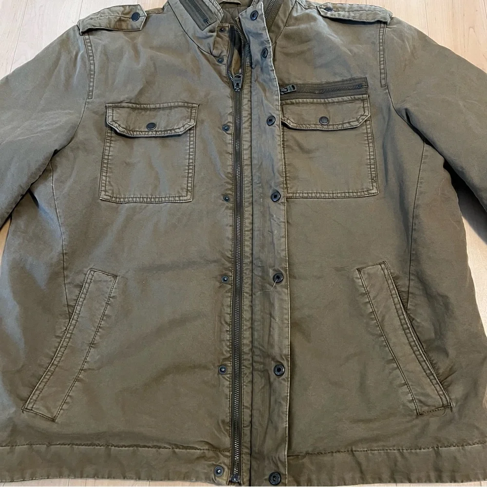 Levi's Green Military Field Jacket with Structured Collar and Sturdy Material - Picture 1 of 11